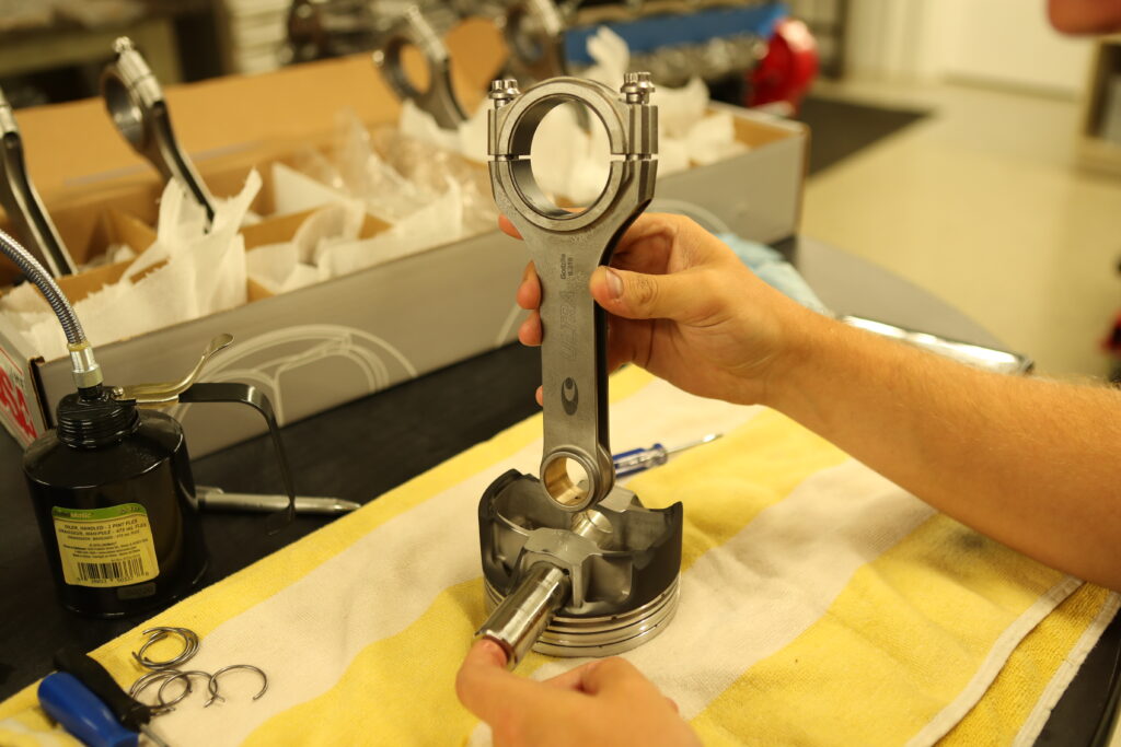 assembling a piston with a connecting rod